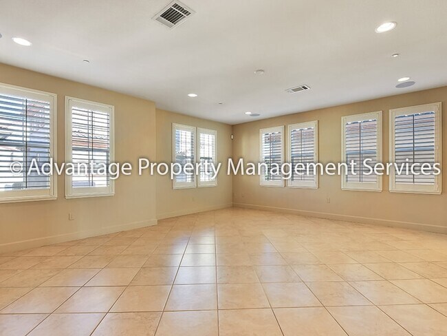 Foto del edificio - Beautiful 3 bed/3 bath, 1,749 sq ft SFR