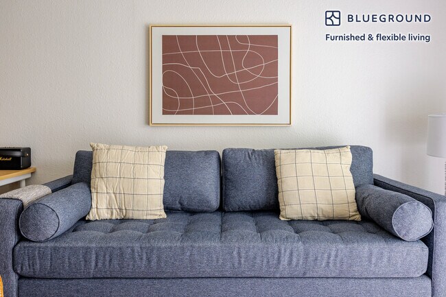 Foto del edificio - 3682 Barham Blvd