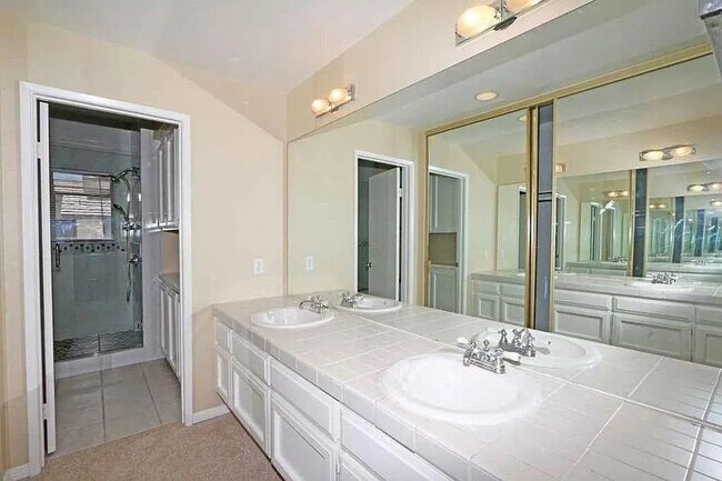 Foto del edificio - Spacious 2 Bedroom 2-1/2 Bathroom Townhome...
