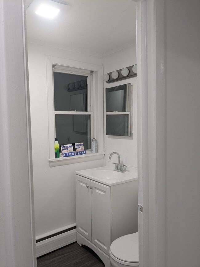 Building Photo - 10 Eastview Dr