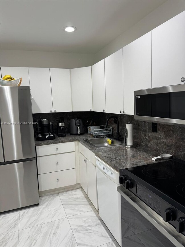 Foto del edificio - 13715 Kendale Lakes Cir