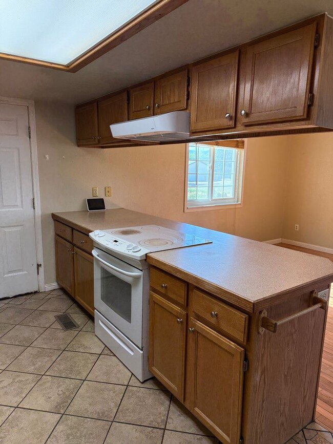 Building Photo - 3 bed, large yard