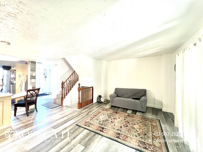 Photo du bâtiment - Modern 4-Bedroom Freehold Townhouse – 1,20...