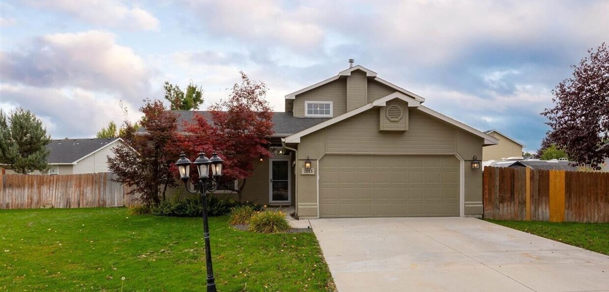 Primary Photo - Welcome to this charming 3 bedroom, 2 bathroom home located in Nampa, ID.
