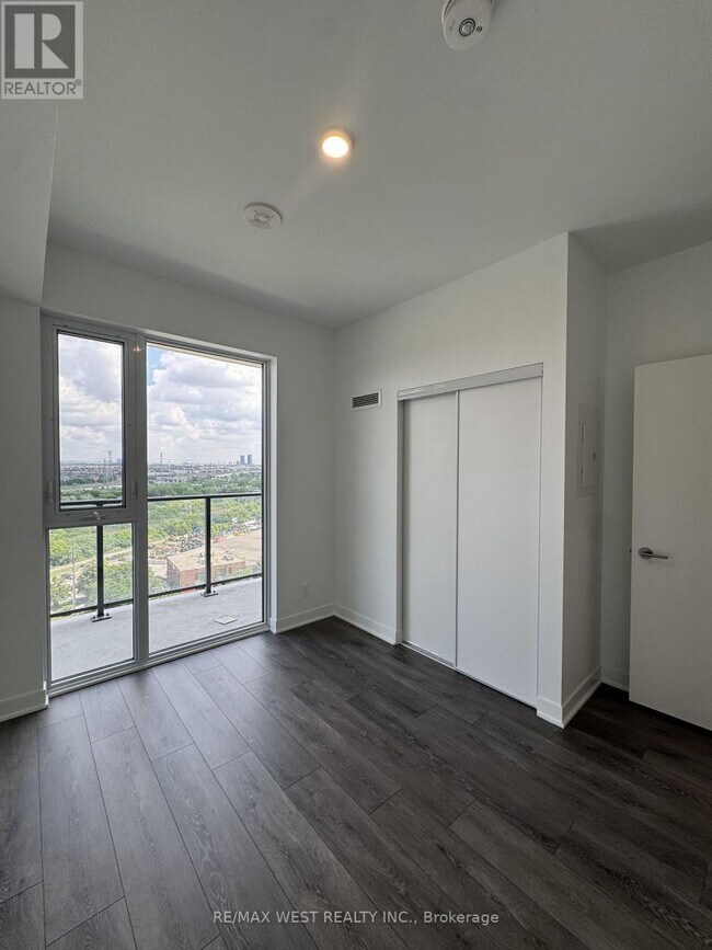 Building Photo - 10 Flavelle Trl