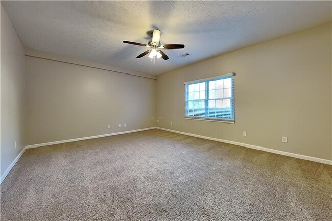 Building Photo - 2290 Huntington Dr