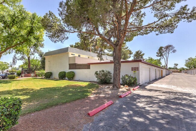 Building Photo - Huge one bedroom condo close community pool and tennis courts.