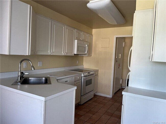 Building Photo - 200 High Point Dr