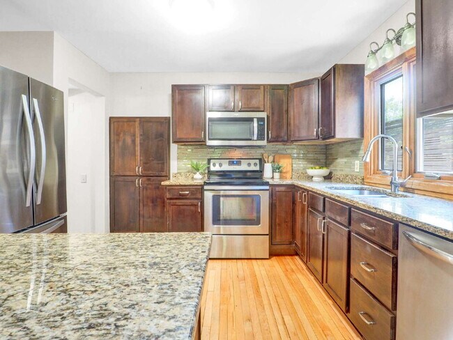 Building Photo - Spacious 5 bedroom home on Minnehaha Parkw...