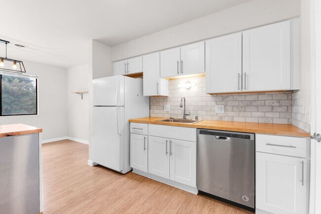 Building Photo - 6550 Delmonico Dr
