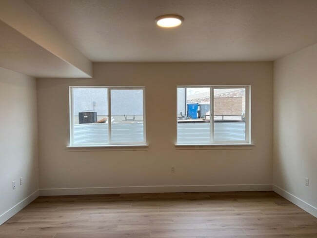Building Photo - 556 N Hl Vw Dr