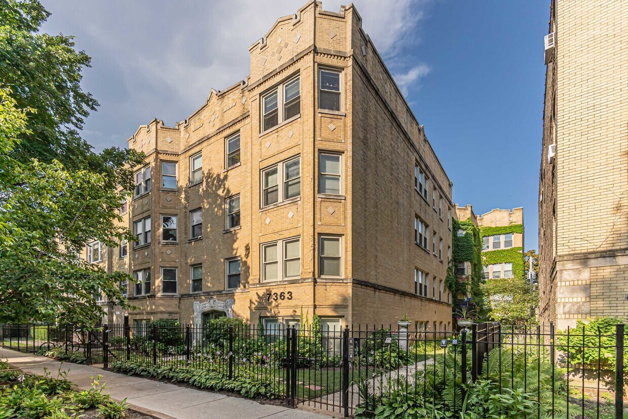 Primary Photo - 7363 N Damen Ave