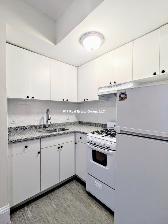 Building Photo - 381 Harvard St