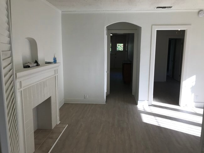 Living Room - 1014 N Harper Ave