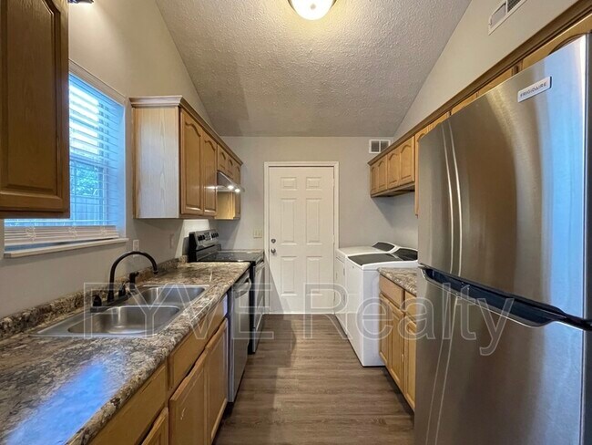 Building Photo - 1006 Looby Cir