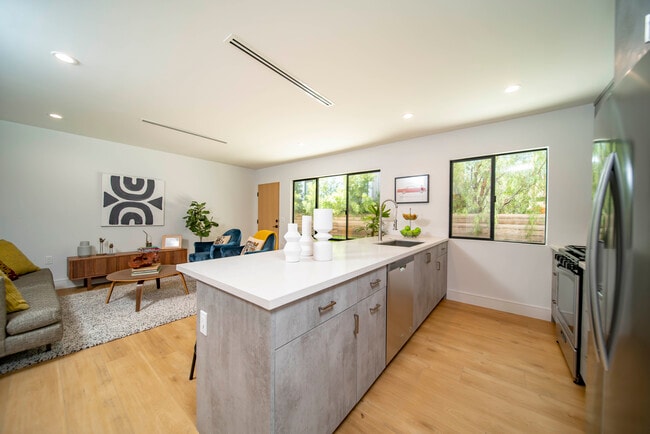 Kitchen - 1835 N Kenmore Ave