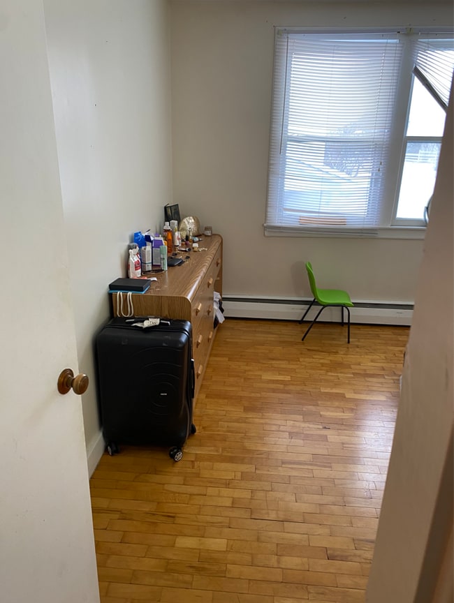 Photo du bâtiment - 3 Bedroom Apartment for Rent – Available April 1st