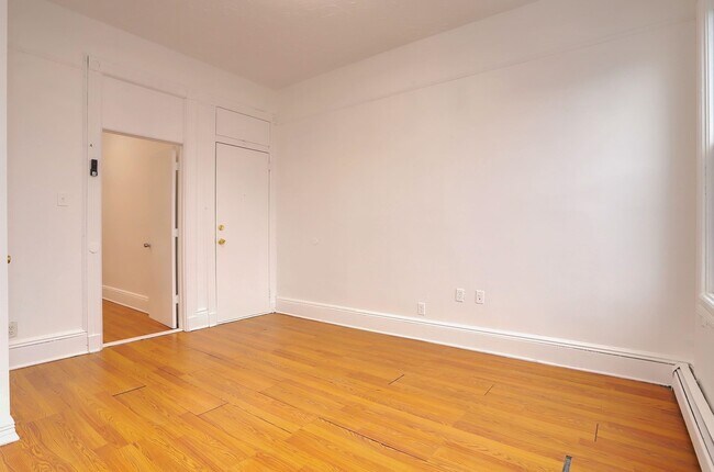 Building Photo - 119 Zabriskie St