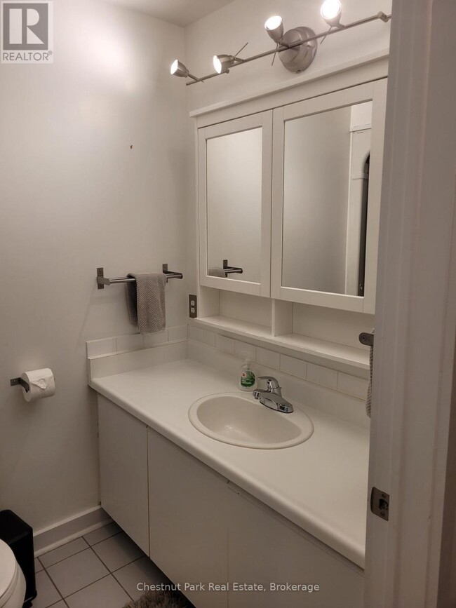 Photo du bâtiment - 100 Fairway Crescent