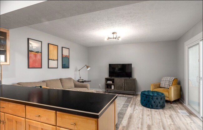 Building Photo - Remodeled 3 Bedroom Condo!