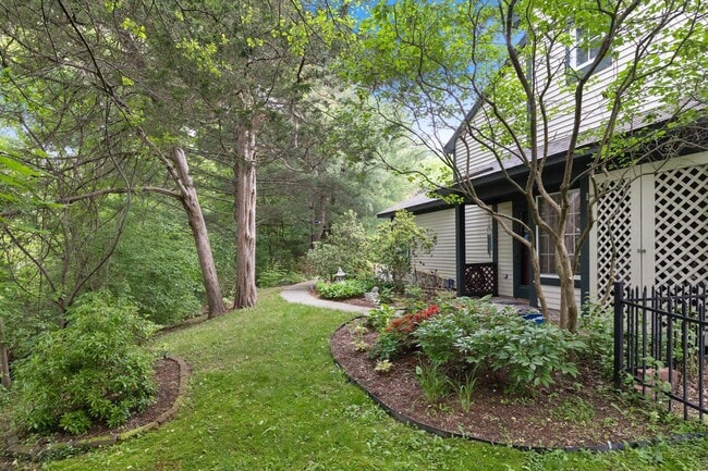 Building Photo - 11 Lake Forest Dr