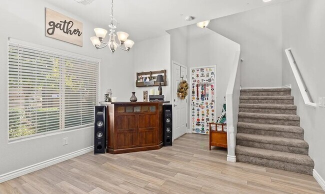 Foto del edificio - 9494 Alma Ridge Ave