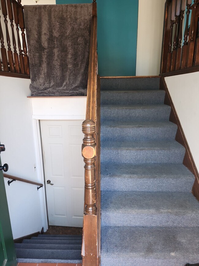 Escaleras a los apartamentos de arriba y de abajo. - 2116 Thaler Ave