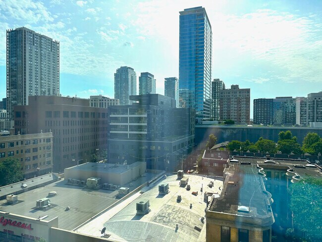 Foto del edificio - 1221 N Dearborn Pkwy