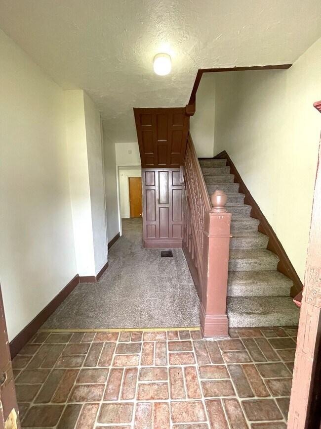Building Photo - Six Bedroom House Available for Rent | Flexible Move-in Date!