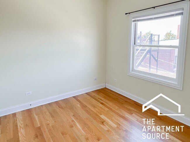 Foto del edificio - 2328 N Greenview Ave