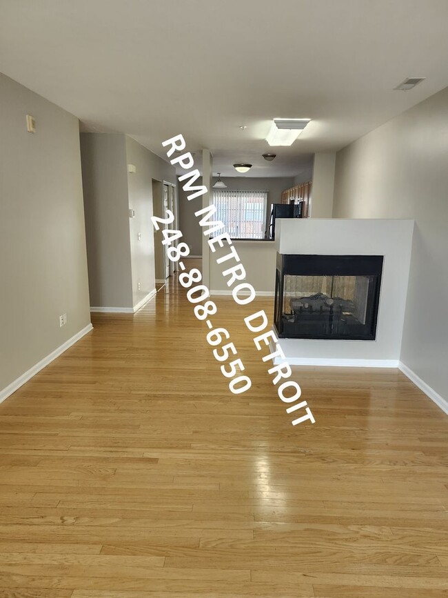 Building Photo - TROY TOWNHOUSE CLOSE TO SHOPPING