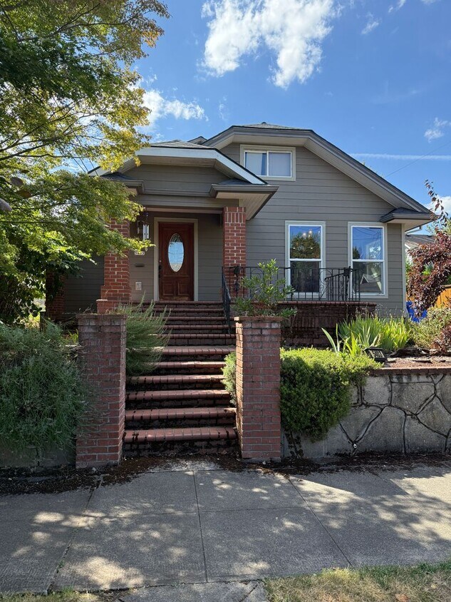 Primary Photo - Unique, spacious 5-bdrm/3-bath Craftsman w...