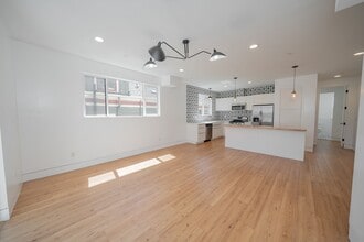Building Photo - 848 32nd St