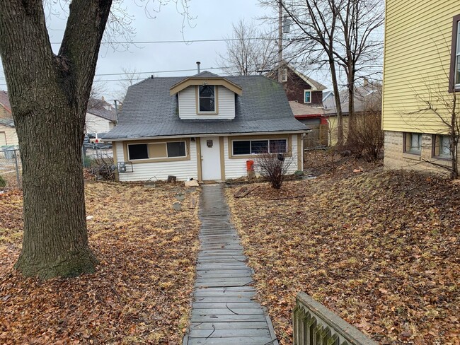 Building Photo - 2 Bedroom Single Family Home