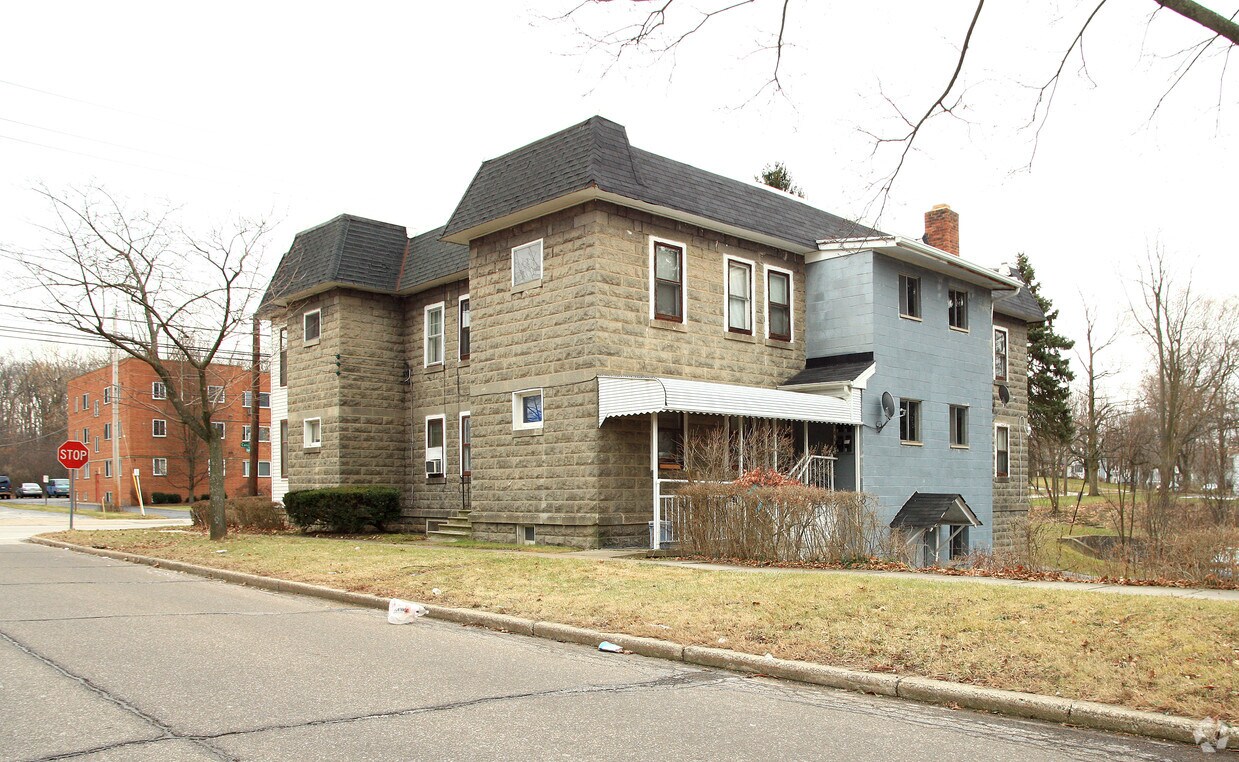 Building Photo - 235 Center Rd
