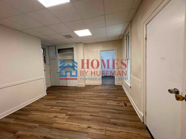 Building Photo - Three Bedroom | Detached Garage