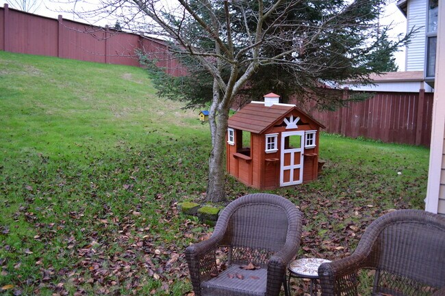 Foto del edificio - Federal Way tri-level rental home - 3 bedroom plus den, 3 bathrooms, 2 car garage, Available NOW!