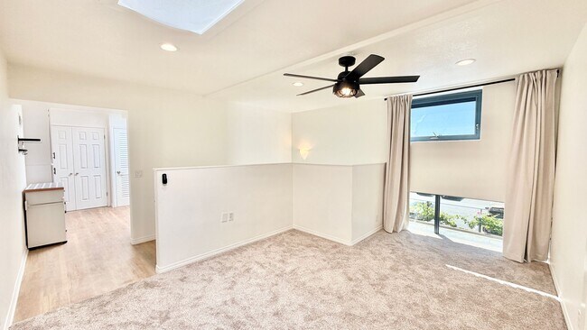 Foto del edificio - Beautiful Remodeled Upstairs Unit in Heart of Fallbrook with Laundry in Unit and Private Off-Stre...