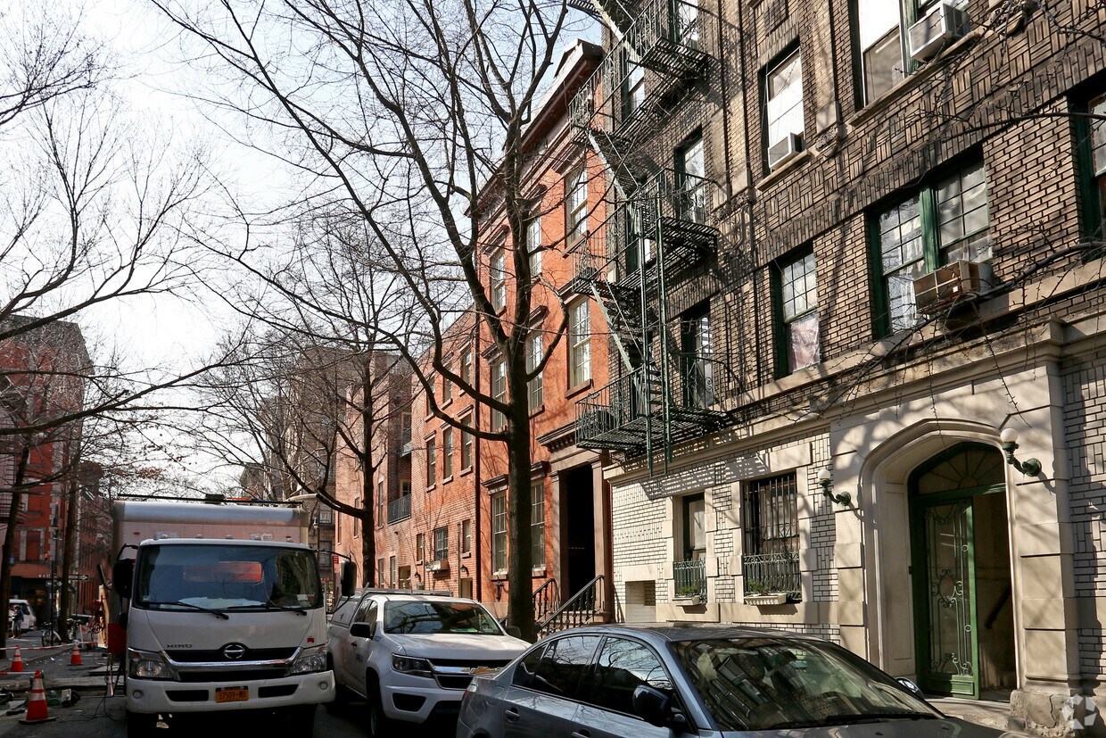 Building Photo - 37 Bank St