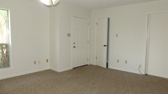 Building Photo - 15606 Santa Fe Dr