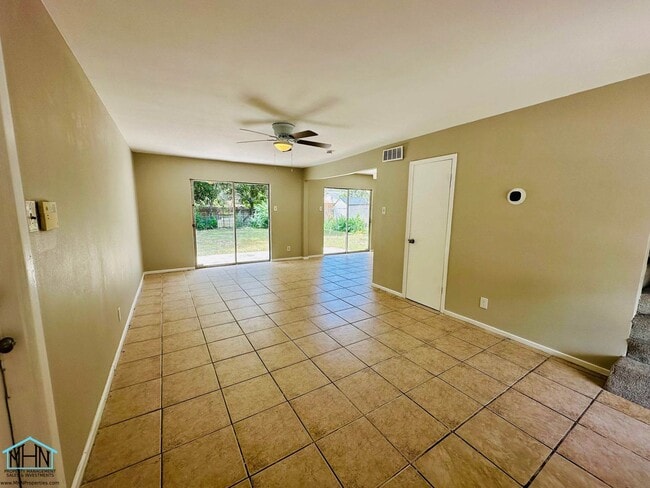 Foto del edificio - Prestigious Residential Offering: Expansiv...