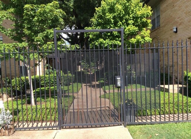 Foto del edificio - 5825 Sandhurst Ln