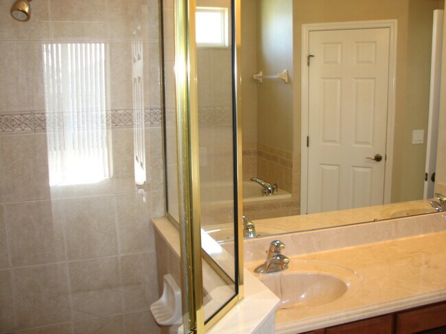 Foto del edificio - Great clean 3 bed/ 2 bath home In Tradd's ...