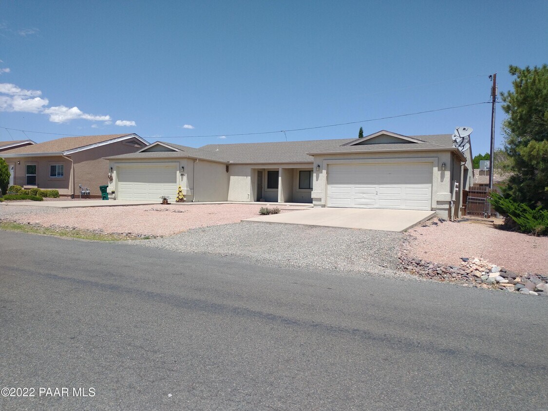 8444 E Leigh Dr Unit 2, Prescott Valley, AZ 86314 Room for Rent in