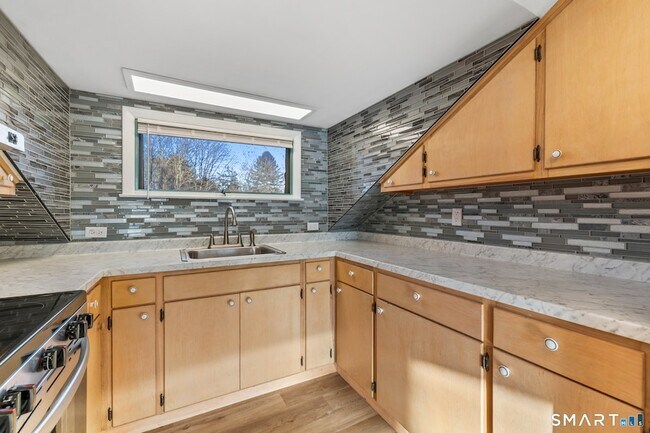 Foto del edificio - 85 Hicock Dr