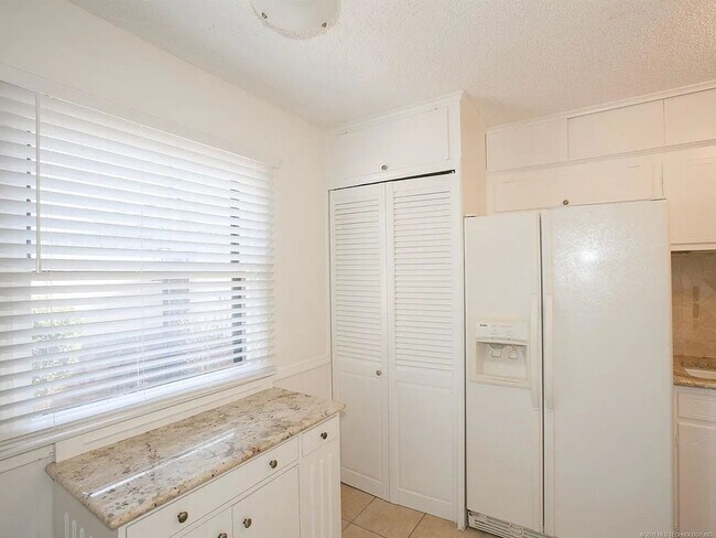 Building Photo - Condo for lease