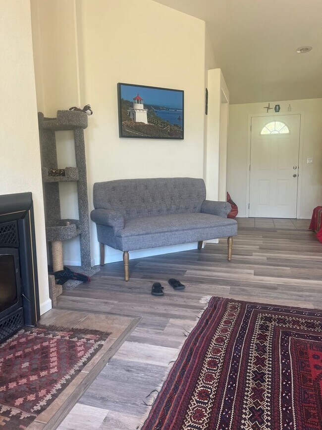Building Photo - Enjoy Serene Applegate!
