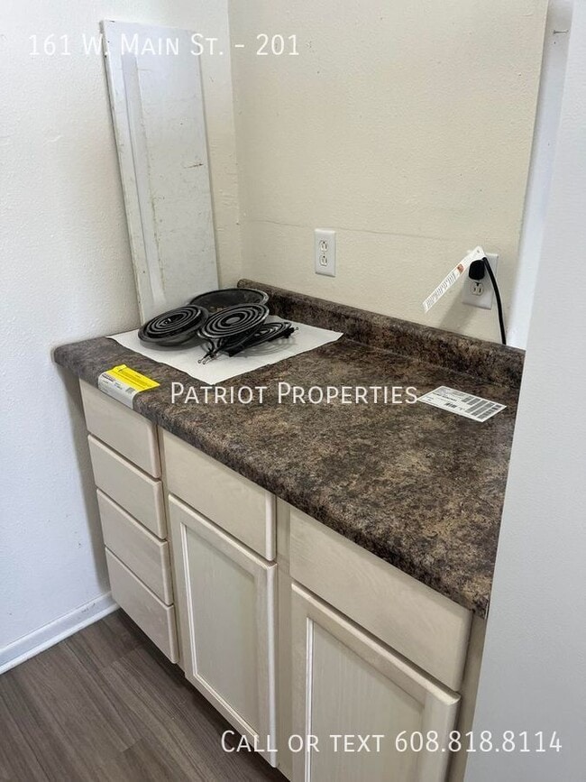 Building Photo - 2 bedroom/ 1 bath apartment in Whitewater, WI