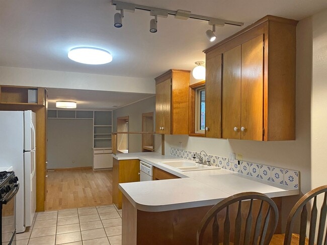 Building Photo - Cute and Comfortable 3 Bedroom in a Fantas...