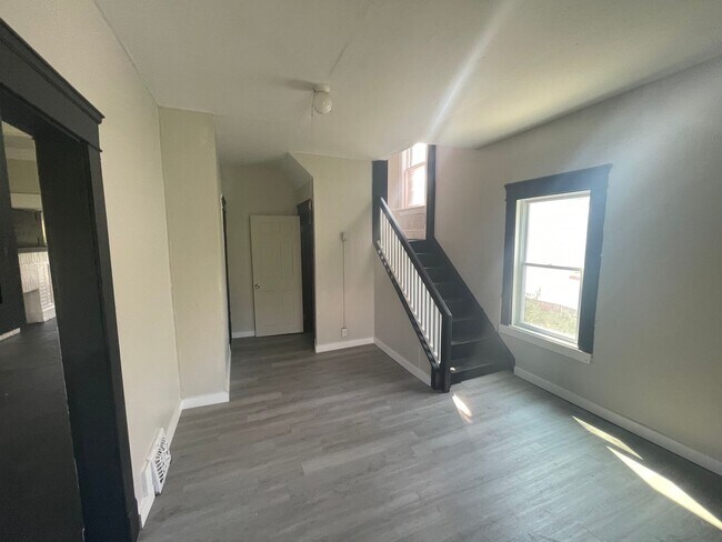 Building Photo - SECTION 8 AND EDEN ACCEPTED!! Stunning 4-B...